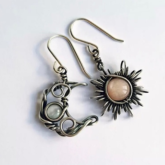 “Bohemian Twist” Vintage SunMoon Wire-Wrap Earring - Picture 7 of 7